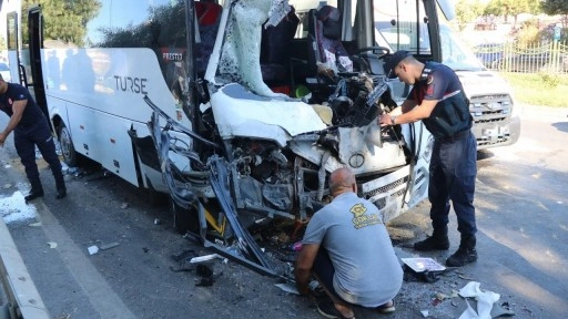 Antalya'da midibüsler çarpıştı; 15 yaralı