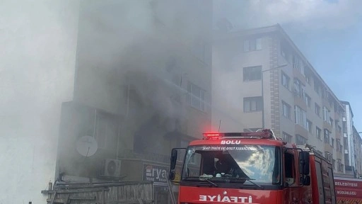 Apartmanda çıkan yangında mahsur kalan 2 kişiyi itfaiye kurtardı