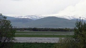 Ardahan'da dağlar yeniden beyaza büründü