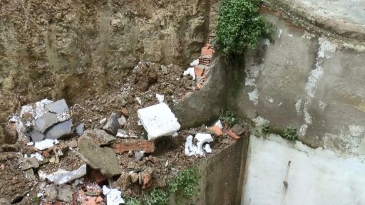 Arnavutköy'de istinat duvarı yıkıldı; 2 bina tahliye edildi