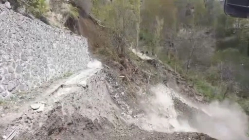 Artvin’de yol çalışmasında heyelan kamerada