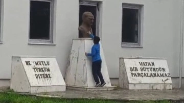 Atatürk büstünü ıslak mendille silen Poyraz’a, Atatürk posteri ve polis şapkası