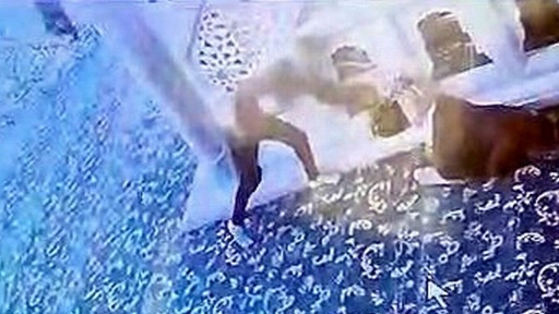 Avcılar’da camide namaz kılanların çantalarını çalan şüpheli kamerada