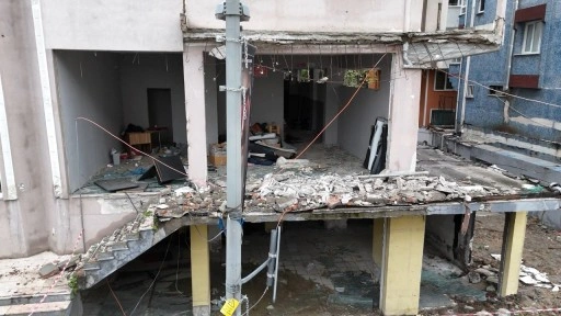 Avcılar'da tahliye edilen binanın balkonu çöktü