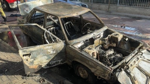 Avcılar'da yanan otomobil kullanılamaz hale geldi