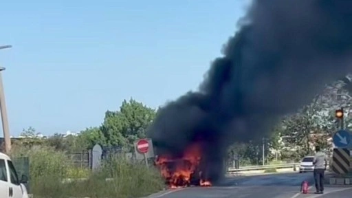 Aydın'da çarşaf yüklü kamyonet seyir halinde alev aldı