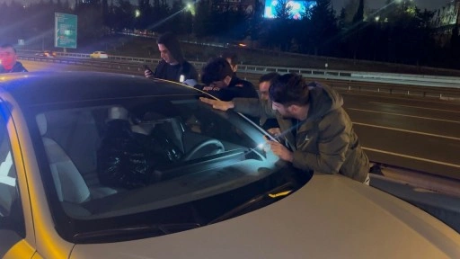 Bağcılar TEM Otoyolu’nda otomobilde uyuyan sürücüyü itfaiye uyandırdı