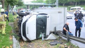 Bağcılar'da kamyonet işçi servisine çarptı: 5 yaralı