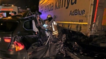 Bağcılar'da kontrolden çıkan cip, kamyona çarptı!