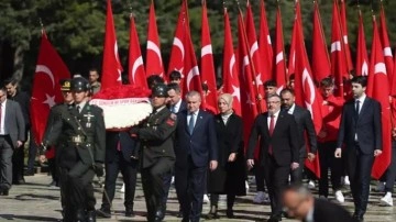 Bakan Bak, öğrenciler ve sporcularla Anıtkabir'i ziyaret etti