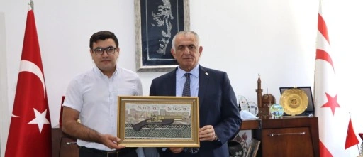 Bakan Çavuşoğlu, Kıbrıs -Azerbaycan Diaspora Merkezi Yönetim Kurulu Başkanı Dinyev’i kabul etti