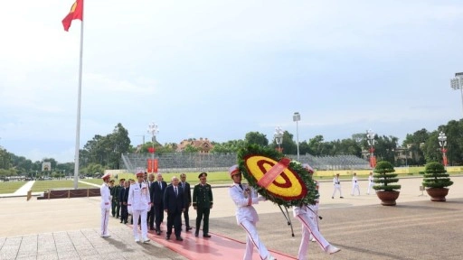 Bakan Güler, Vietnam'da askeri törenle karşılandı