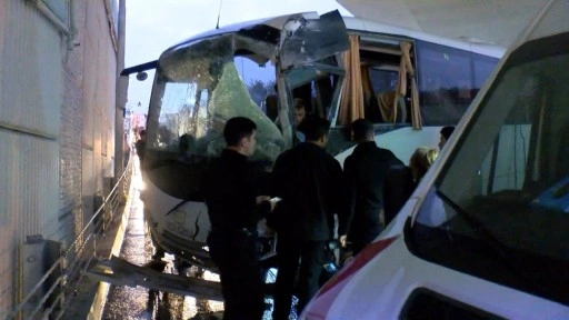 Bakırköy'de çevik kuvvet otobüsü üst geçide çarptı; araçta sıkışan polisi itfaiye kurtardı