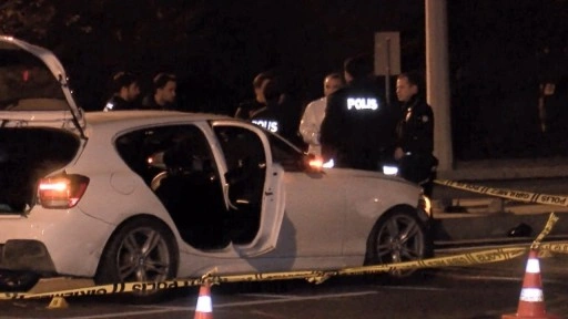Bakırköy'de polisin 'Dur' ihtarına uymadı, kaçarken 5 ekip aracına çaptı!
