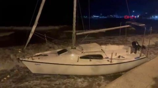 Balıkesir’de lodos, tekne ve yelkenlileri karaya sürükledi
