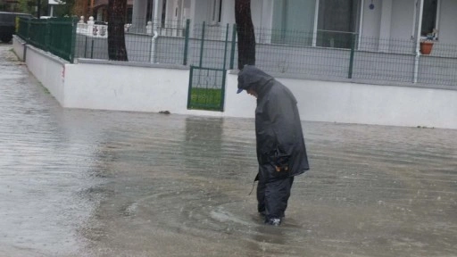 Balıkesir'de sağanak; yollar göle döndü, evler su bastı
