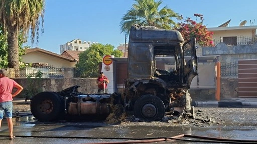 Balya yüklü tır alev aldı