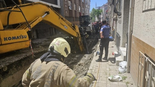 Bayrampaşa'da yol çöktü; 1 işçi toprak altında kaldı