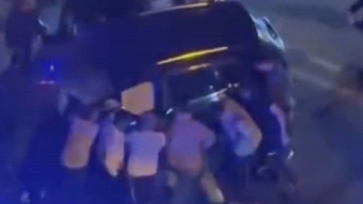 Bayrampaşa'da yolcu otobüsü ile otomobil çarpıştı: 3 yaralı