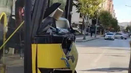 Belediye otobüsü, kamyona yandan çarptı; 22 öğrenci yaralandı