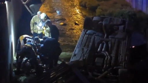 Beykoz'da otomobil dereye uçtu! Sürücü kaçtı, yaralıyı itfaiye kurtardı