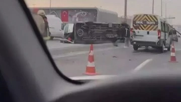 Beylikdüzü'nde servis aracı devrildi: 13 yaralı