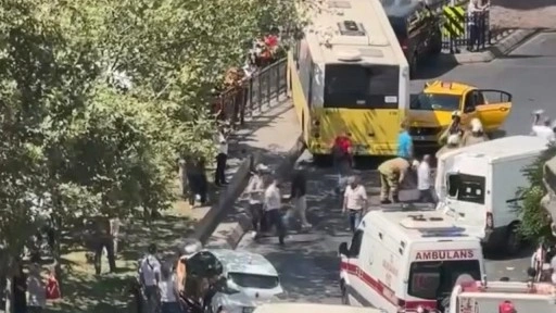 Beyoğlu'nda çok sayıda aracın karıştığı zincirleme kaza! Yaralılar var