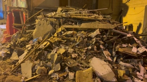 Beyoğlu'nda patlama sonrası yıkılan 3 katlı binanın enkazı kaldırıldı