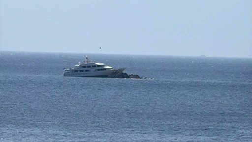 Bodrum'da motoryat kayalıklara çarptı