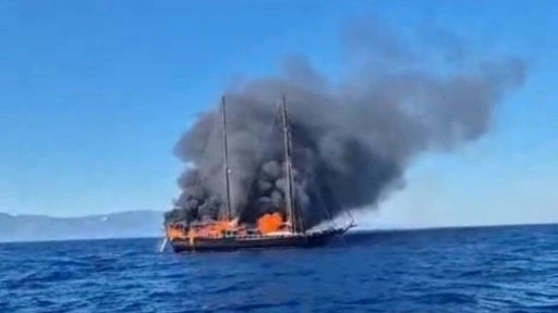 Bodrum'da tekne yandı, turistler ve mürettebat tahliye edildi
