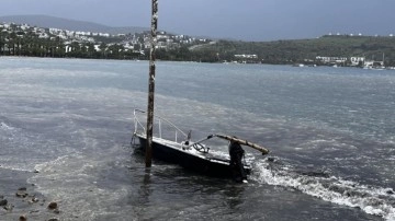 Bodrum’da hayatı felç eden sağanak ve fırtına! Cadde ve sokaklar göle döndü