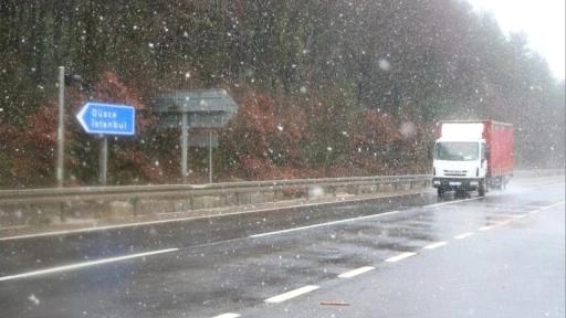 Bolu Dağı'na mevsimin ilk karı d&uuml;şt&uuml;