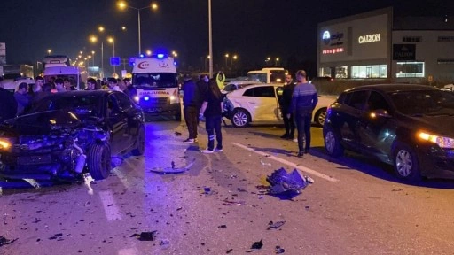 Bursa'da 5 aracın karıştığı feci zincirleme trafik kazası