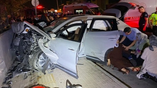 Bursa'da 'kırmızı ışık' ihlali kazaya neden oldu: 8 yaralı