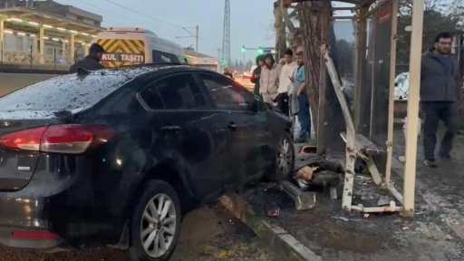 Bursa'da otomobil, otobüs durağına daldı! 6 yaralı