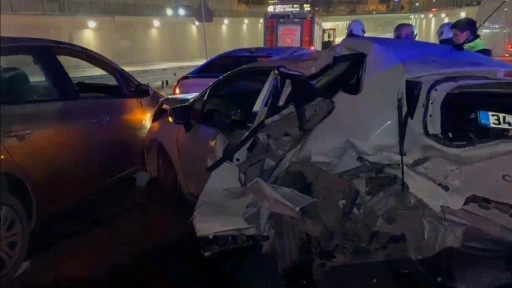 &Ccedil;ekmek&ouml;y&rsquo;de 7 aracın karıştığı zincirleme kaza: 7 kişi yaralandı