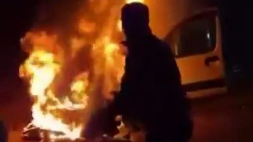 Ceza infaz kurumu personeli, yanan araca müdahale ederek 5 kişilik aileyi kurtardı