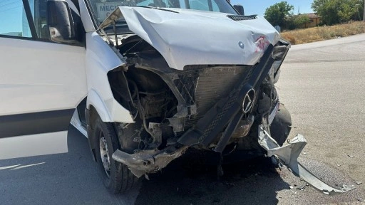 Çorum'da otomobil ile yolcu minibüsü çarpıştı: 8 yaralı
