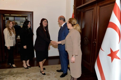 Cumhurbaşkanlığı'nda bayramlaşma&#8230; Tatar ve eşi Sibel Tatar, personelle bayramlaştı
