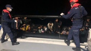 Datça açıklarında sürüklenen lastik bottaki 39 göçmen kurtarıldı
