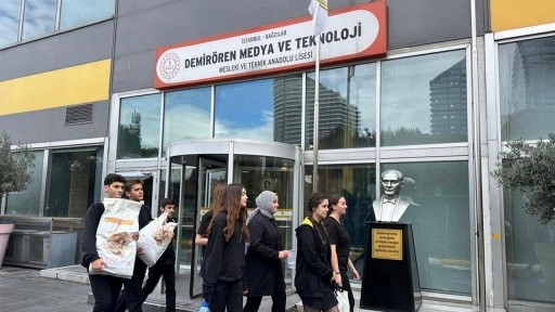 Demirören Medya ve Teknoloji MTAL öğrencilerinden sokak hayvanlarına mama desteği
