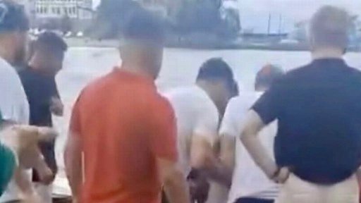 Denizde boğulma tehlikesi geçiren kızını kurtarmak isteyen baba, öldü