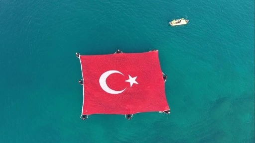 Denizde Türk bayraklı '15 Temmuz' farkındalığı