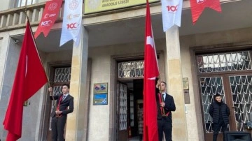 Depremde hayatını kaybedenler için okullarda saygı duruşu