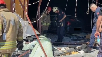 Direksiyon hakimiyetini kaybeden sürücü otomobiliyle gece kulübüne daldı!