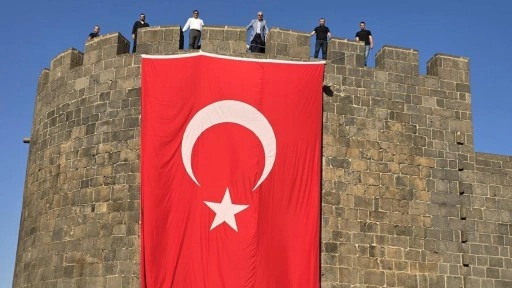 Diyarbakır surlarına Türk bayrakları asıldı