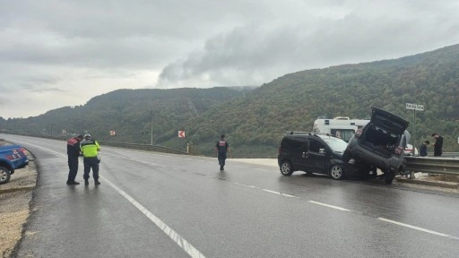 Düzce’de cip ile hafif ticari araç çarpıştı: 3 yaralı