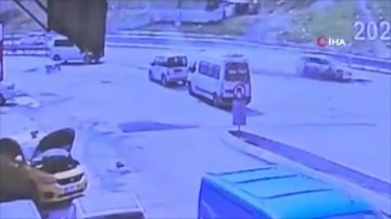 Esenyurt’ta direksiyon eğitmeninin bariyerlere girdiği feci kazanın görüntüleri ortaya çıktı