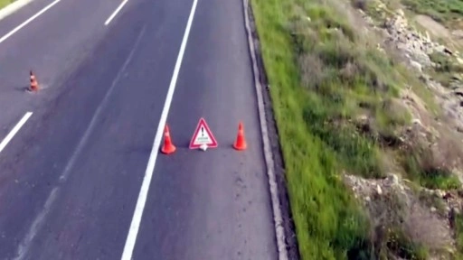 Eşinin direksiyon eğitimi verdiği kadın şarampole yuvarlandı!