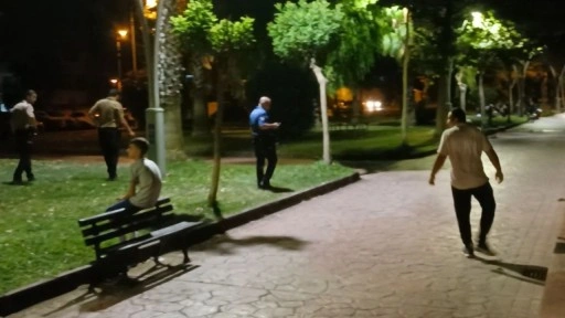 Eşinin yanında bıçaklanan genç adam hayatını kaybetti